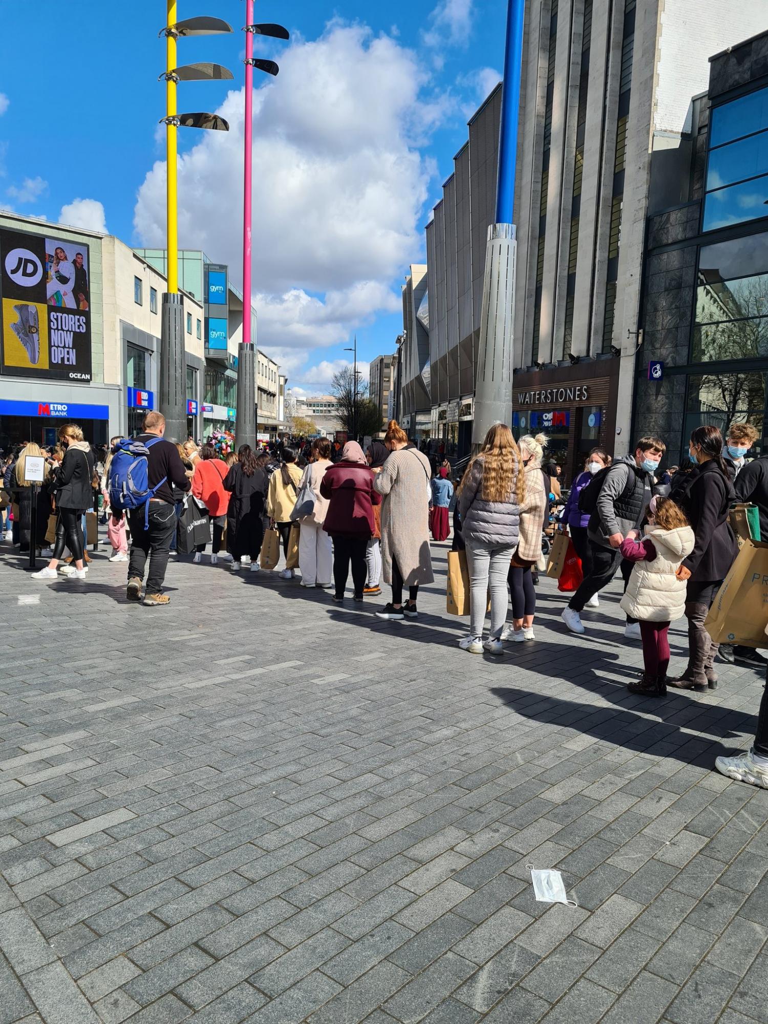 Британцы наводнили пабы и парикмахерские после ослабления карантина: фото и видео с улиц "свободных" городов