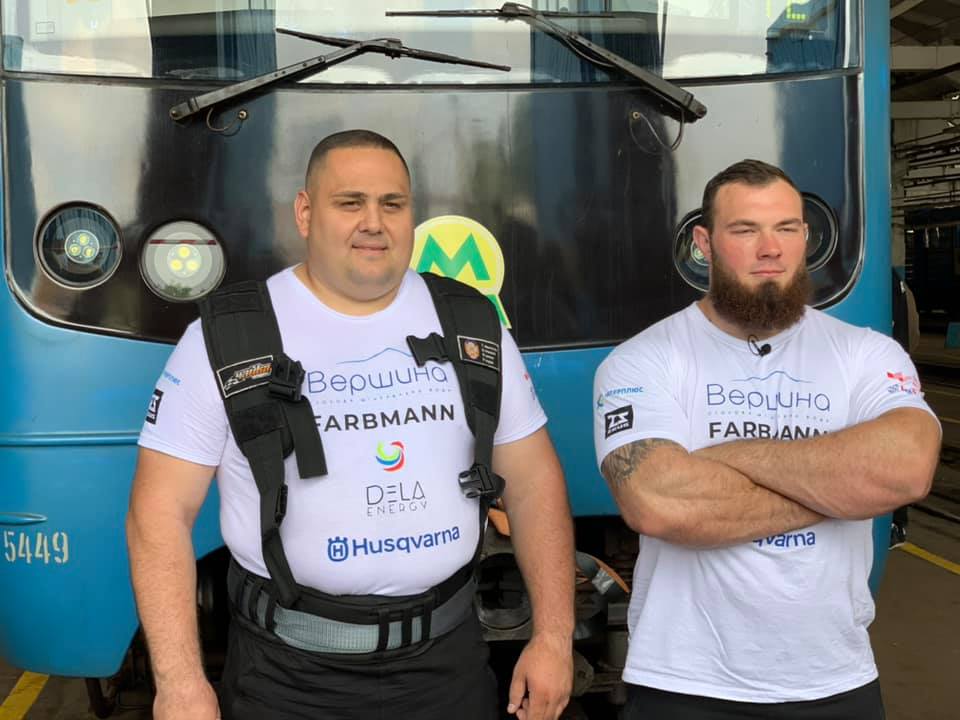 У метро Києва встановили рекорд з перетягування поїзда: сильні фото і відео