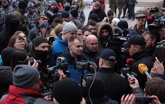 У Миколаєві мітингувальники вимагають відставки голови ОДА Савченка