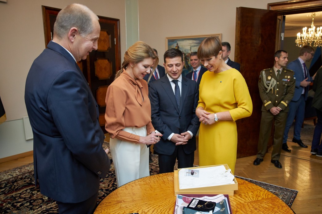 Невероятная: Елена Зеленская восхитила новым элегантным нарядом в светлых тонах