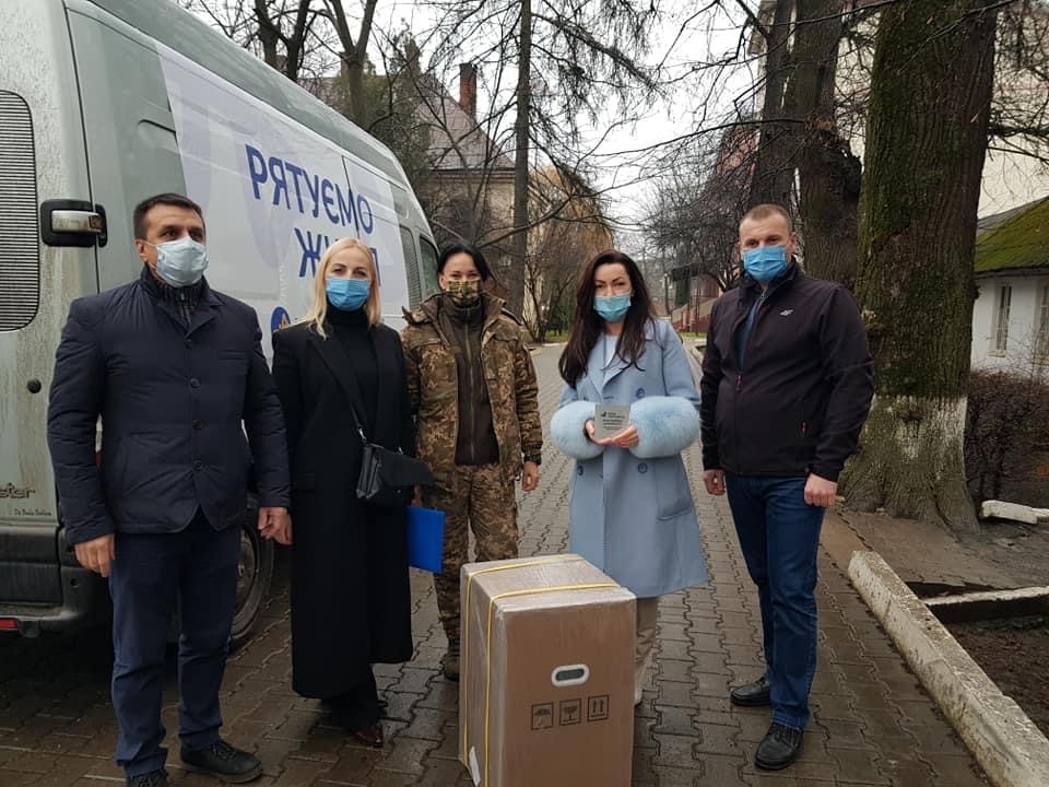 В больницы на западной Украине привезли кислородное оборудование от Фонда Порошенко