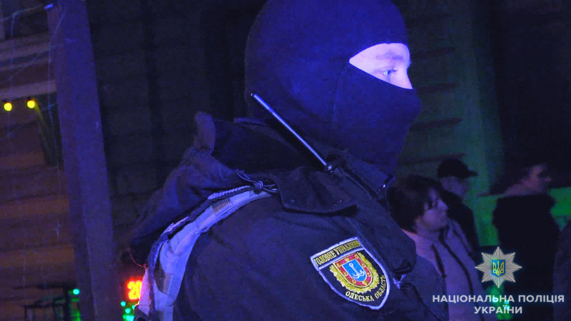 В Одессе полицейские задержали трех вооруженных россиян