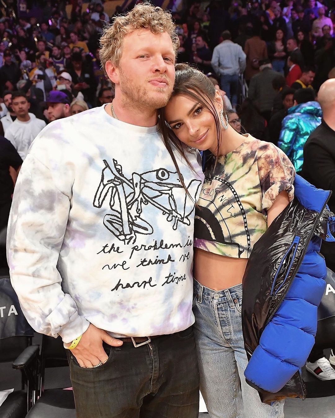 В пир и в мир: Эмили Ратаковски демонстрирует два безупречных образа в разных стилях