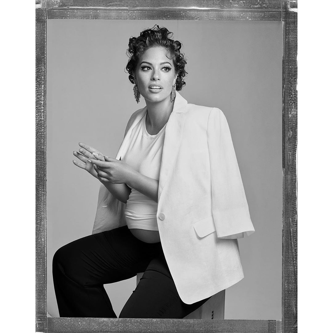 Стильна матуся: вагітна Ешлі Грем показала пишні форми в ефектних образах