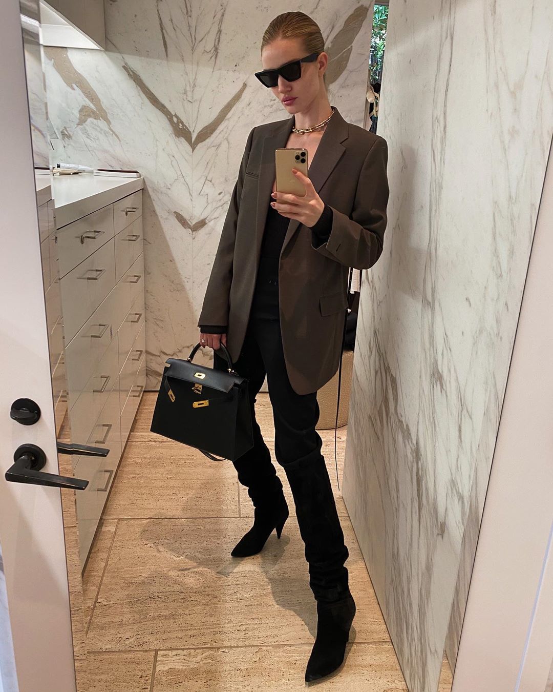 Уроки стилю: Роузі Хантінгтон-Уайтлі демонструє топ-5 образів на зиму