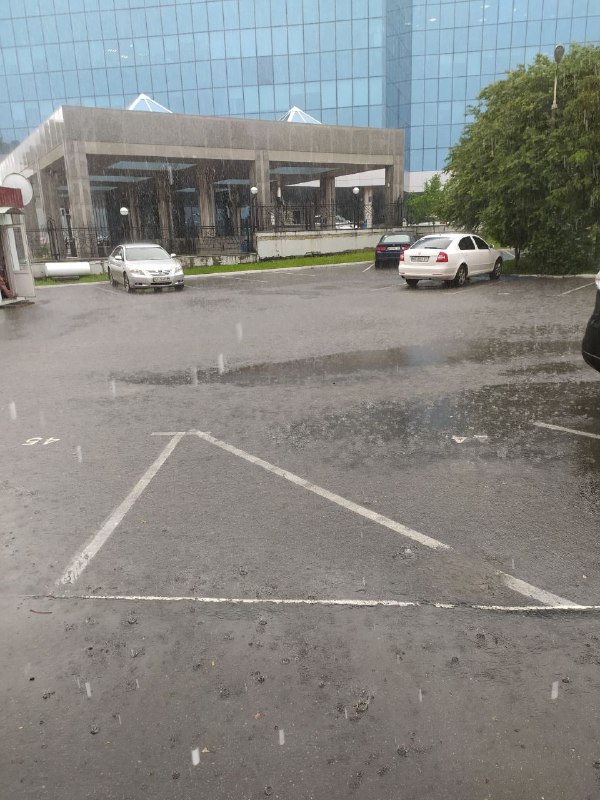 На Київ обрушилася сильна злива з градом