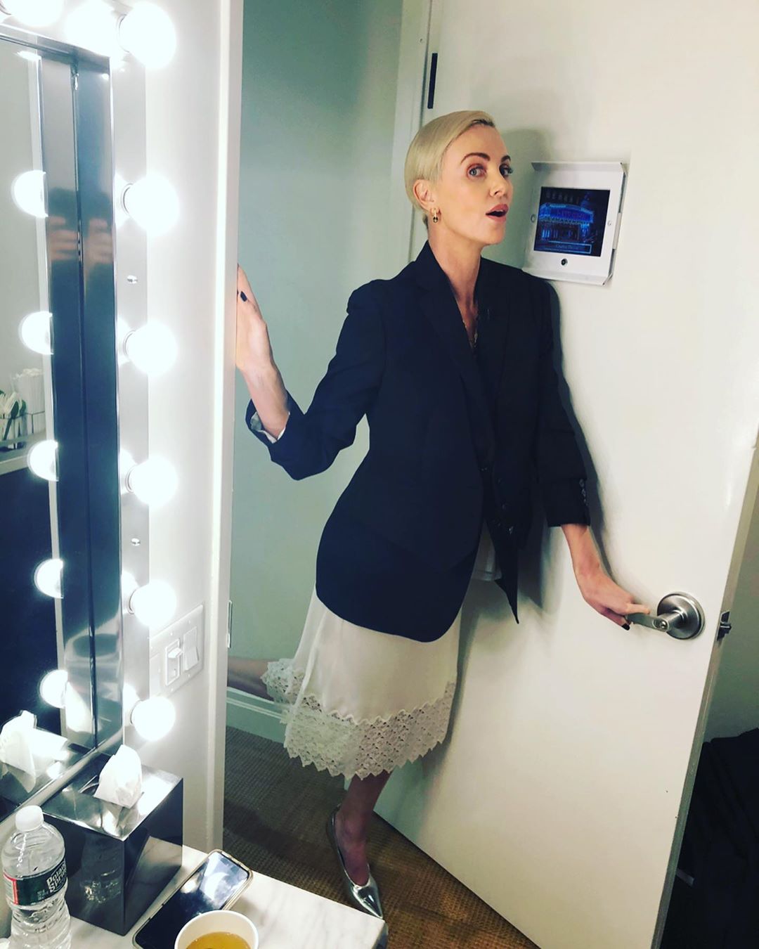 Жінка-мрія: 44-річна Шарліз Терон підкорила стрункою фігурою в стильному вбранні