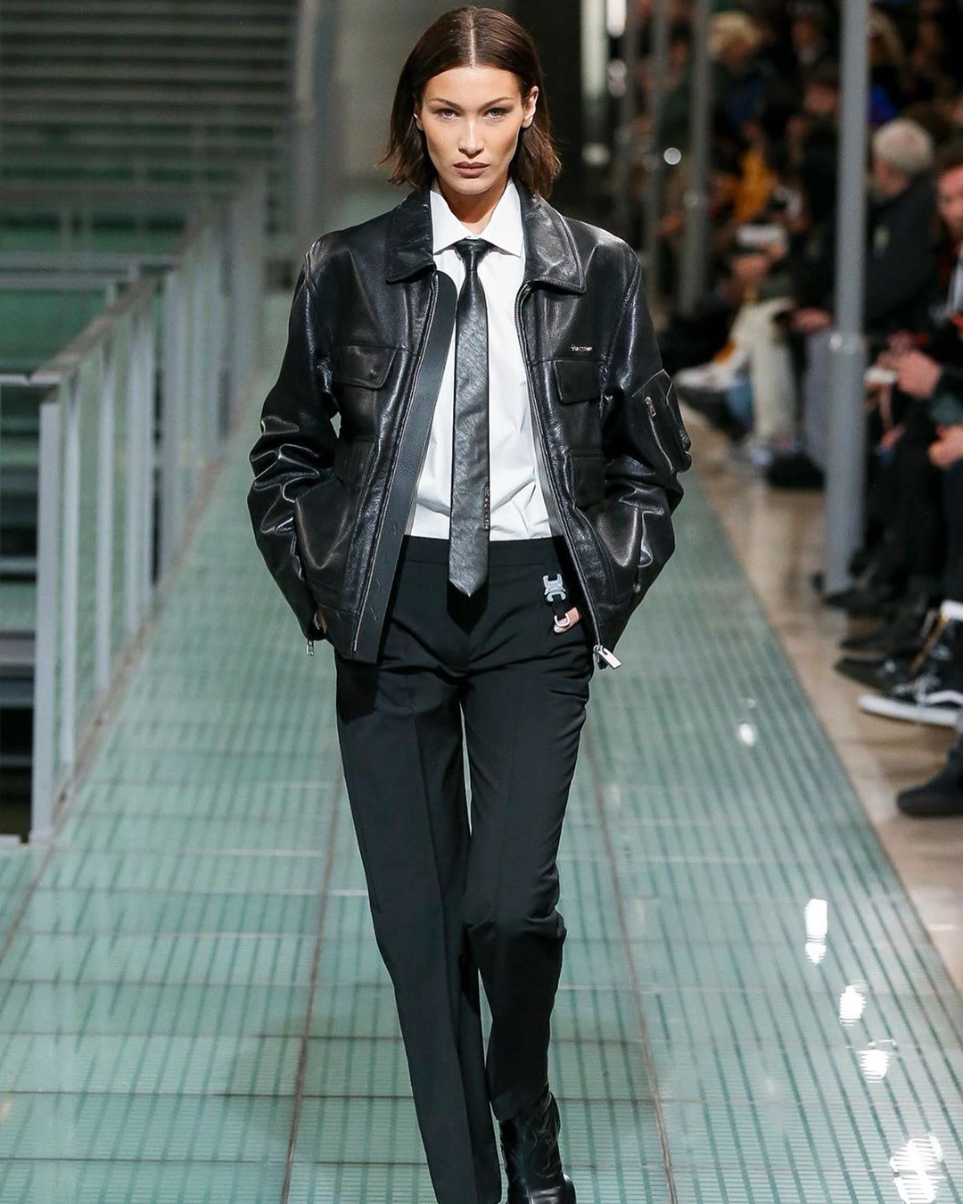 Взять на заметку: Белла Хадид демонстрирует стройную фигуру в самых модных джинсах весны