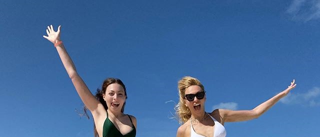 Одні бікіні на двох: дочка Олі Полякової позувала біля басейну в маминому купальнику