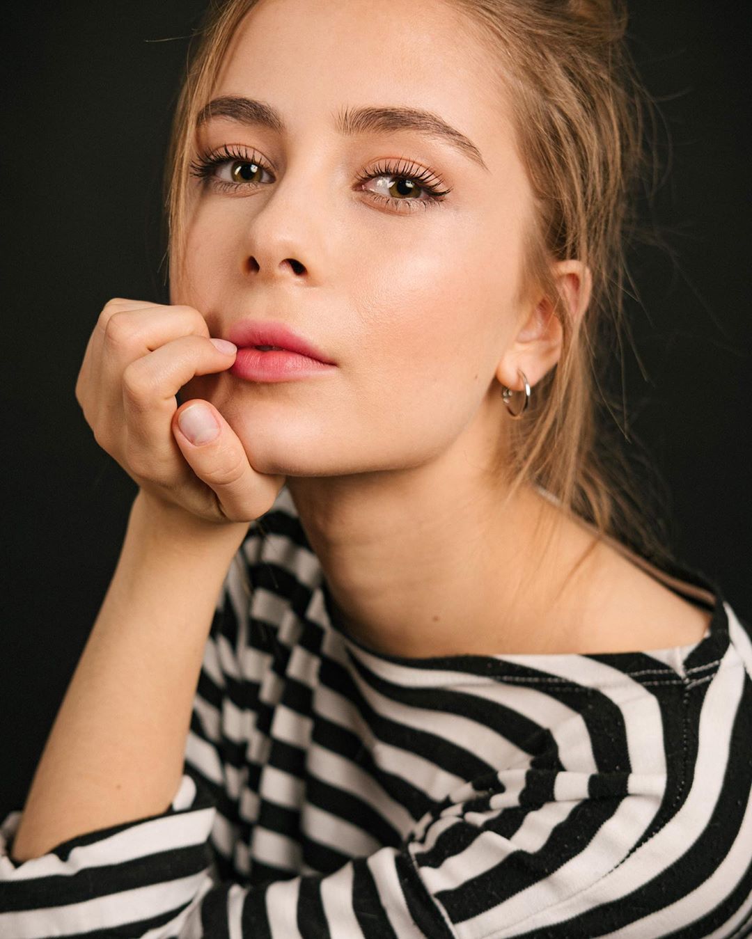 Істерика, сльози та огида: у Києві пограбували квартиру зірки "Скаженого весілля"