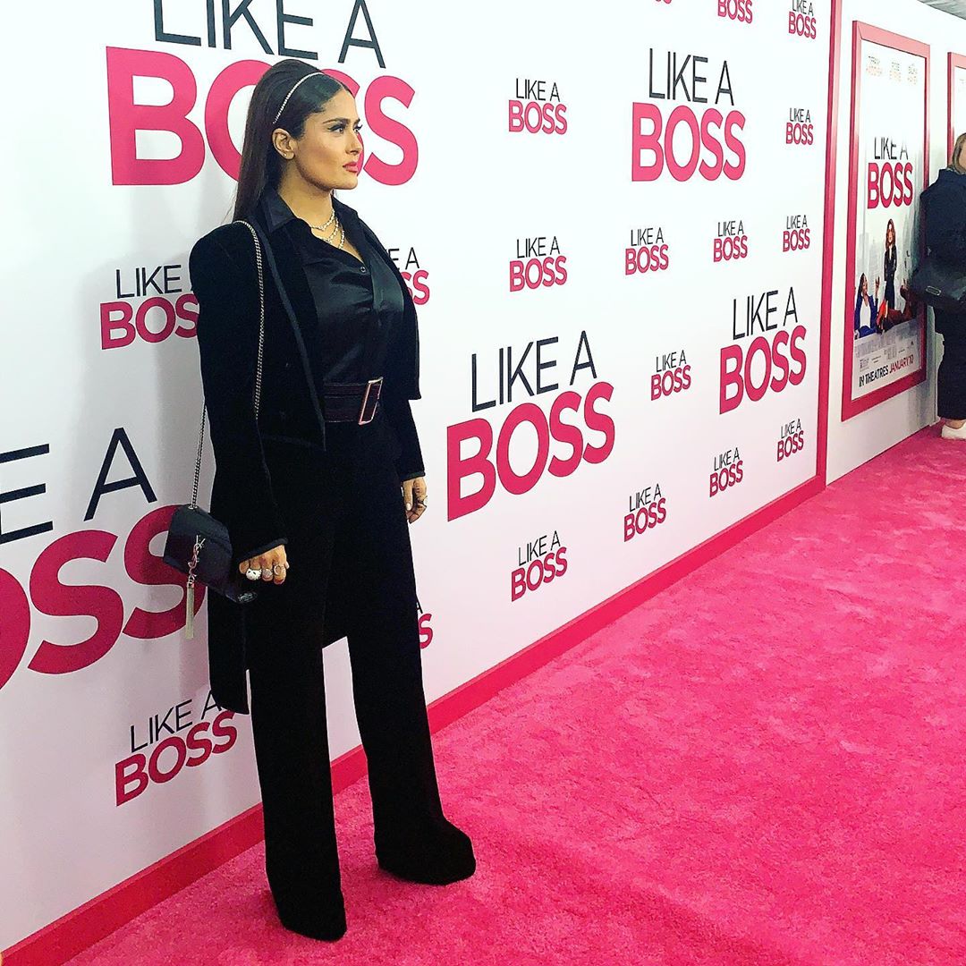 Стройная и стильная: Сальма Хайек демонстрирует идеальную фигуру в трендовых вещах сезона