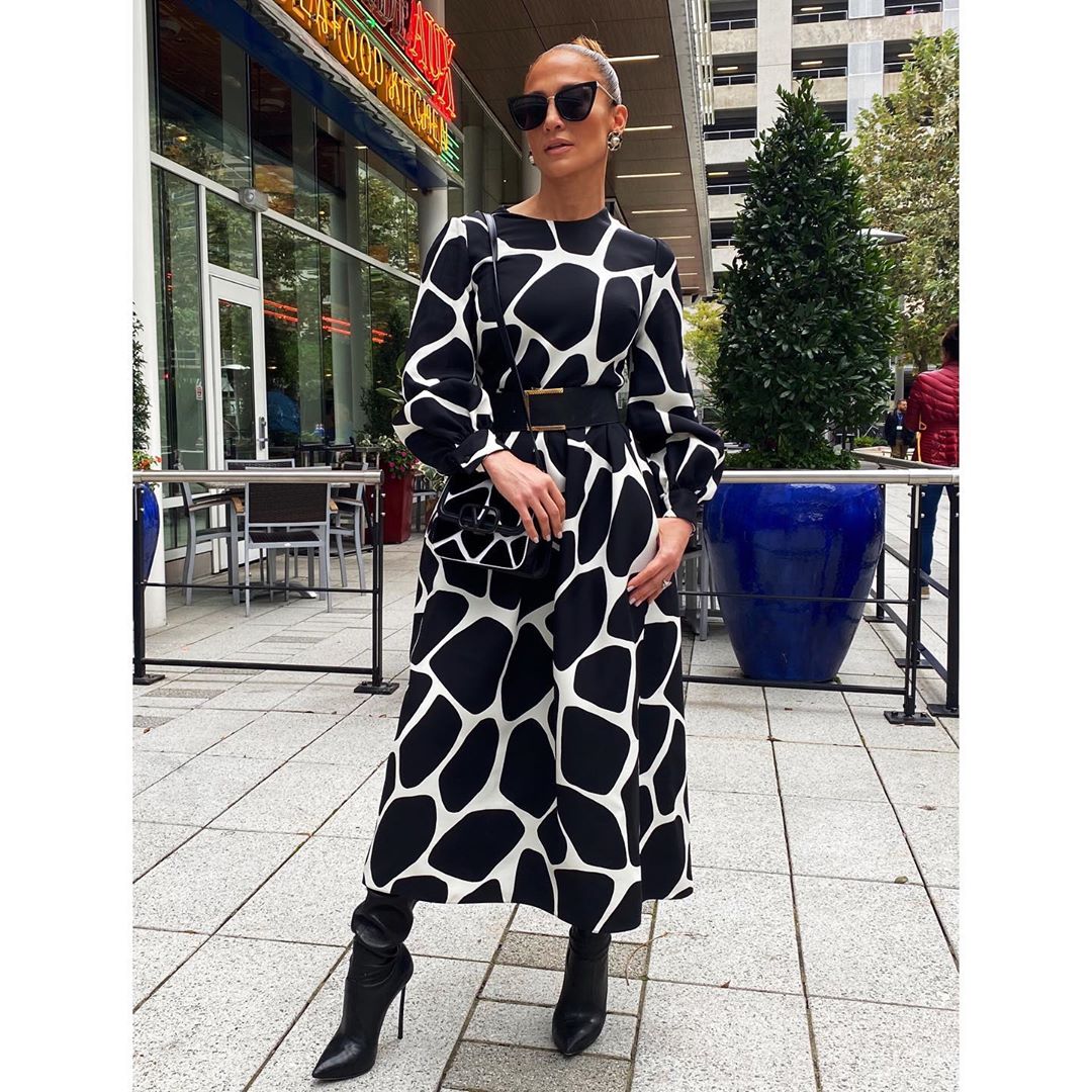 Альтернатива "леопарду": Дженнифер Лопес показала роскошный образ с оригинальным анималистичным принтом