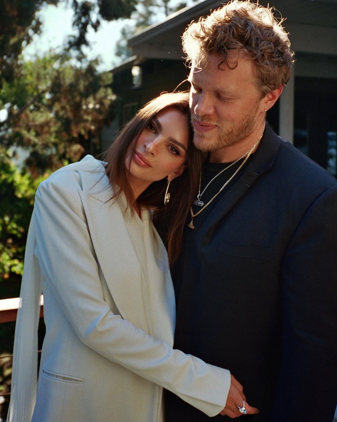 В пир и в мир: Эмили Ратаковски демонстрирует два безупречных образа в разных стилях