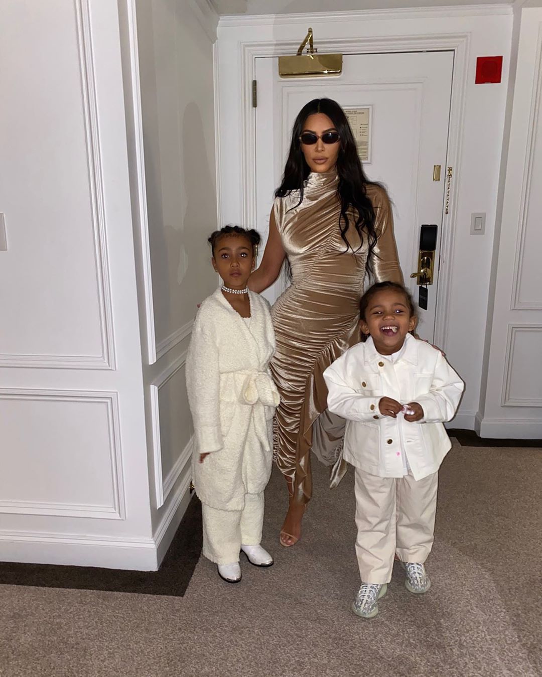 Вот это формы! Ким Кардашьян покорила идеальной фигурой в сияющем платье