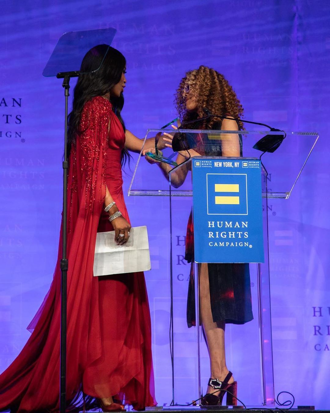 Сказочно красива: 49-летняя Наоми Кэмпбелл восхитила стройной фигурой в изысканном платье