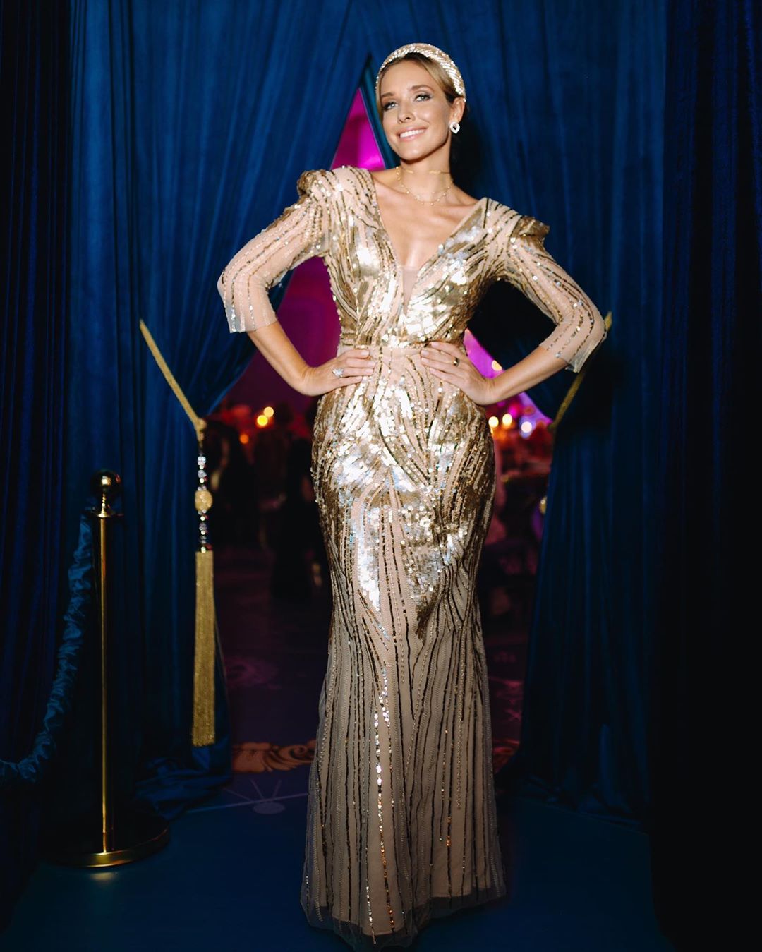 Шикарный образ: Катя Осадчая блестнула в "золотой униформе"