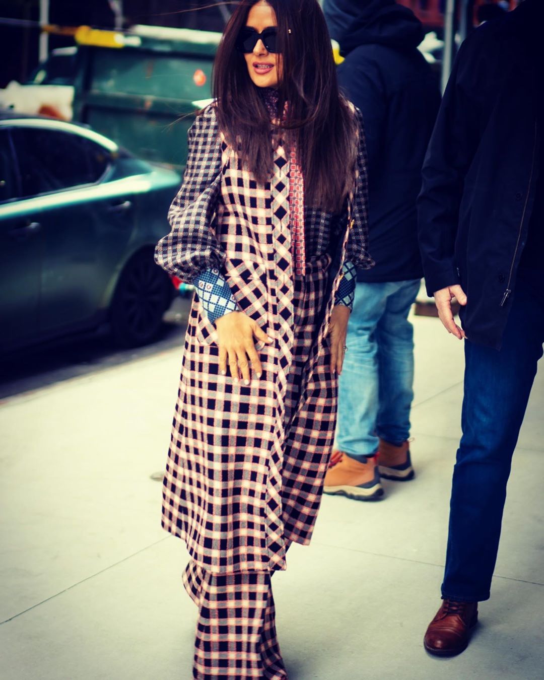 Стройная и стильная: Сальма Хайек демонстрирует идеальную фигуру в трендовых вещах сезона