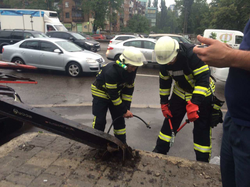 У Києві через зливу затопило Солом'янський суд