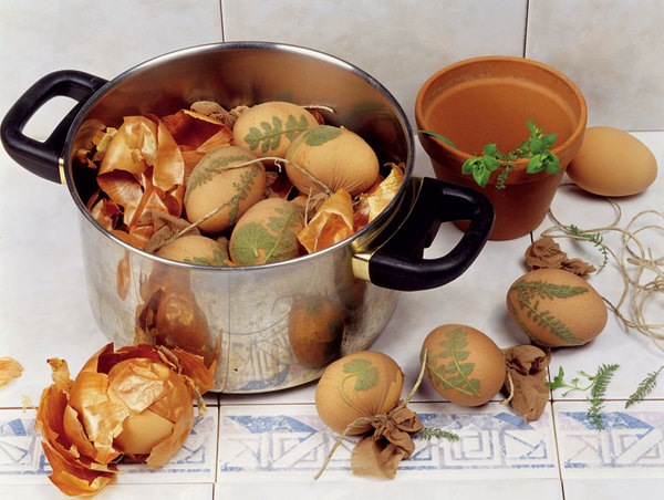 Оригинальный и простой способ сделать крашенки к Пасхе: результат вас удивит