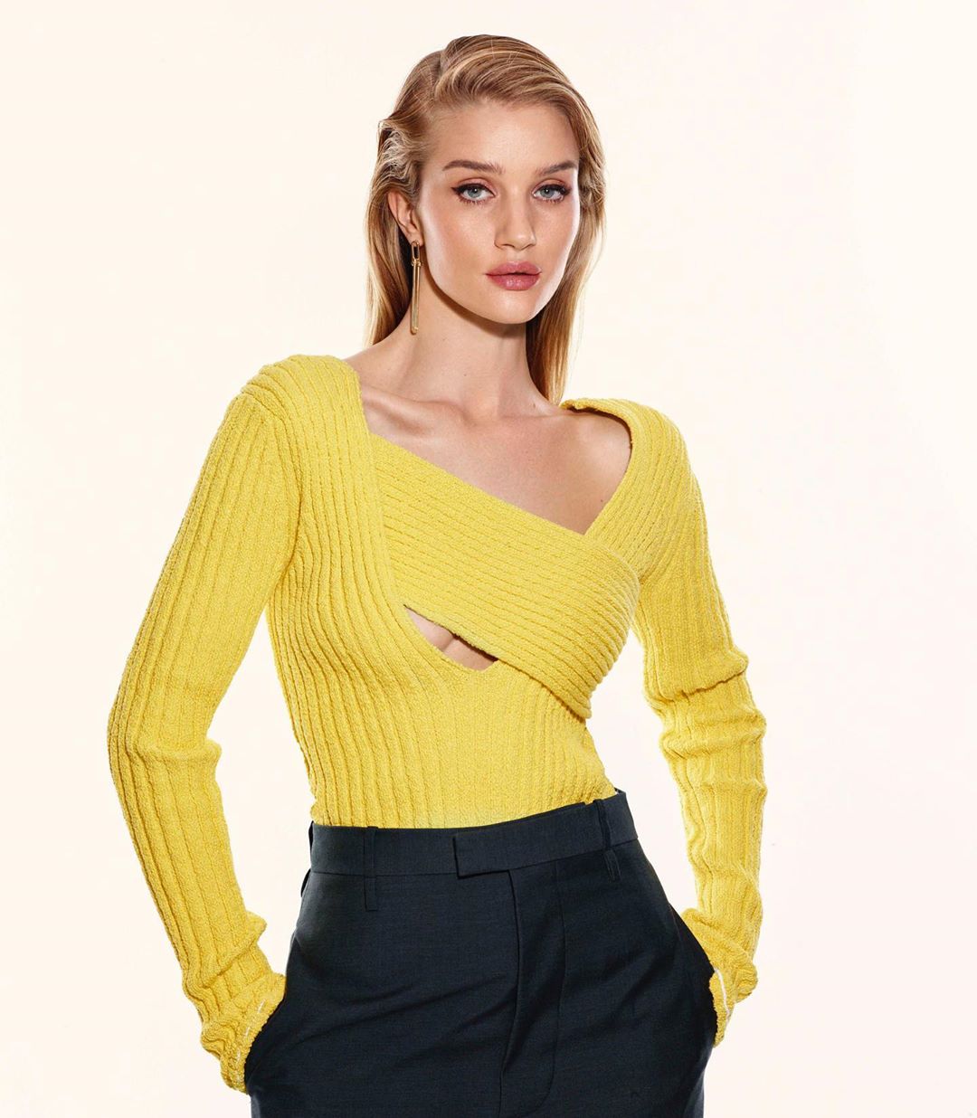 Стильные будни: Роузи Хантингтон-Уайтли показала, как сделать офисный гардероб женственным