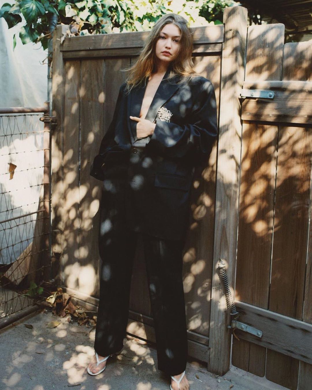 Нескучные будни: Джиджи Хадид показала 3 оригинальных образа для офиса