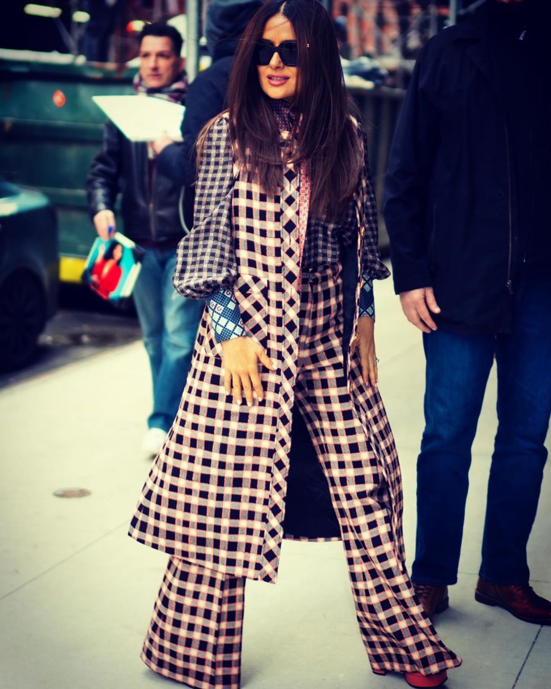 Стройная и стильная: Сальма Хайек демонстрирует идеальную фигуру в трендовых вещах сезона