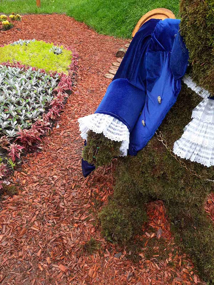 Красота Киева не нужна: вандалы испортили клумбу в парке "Победа"