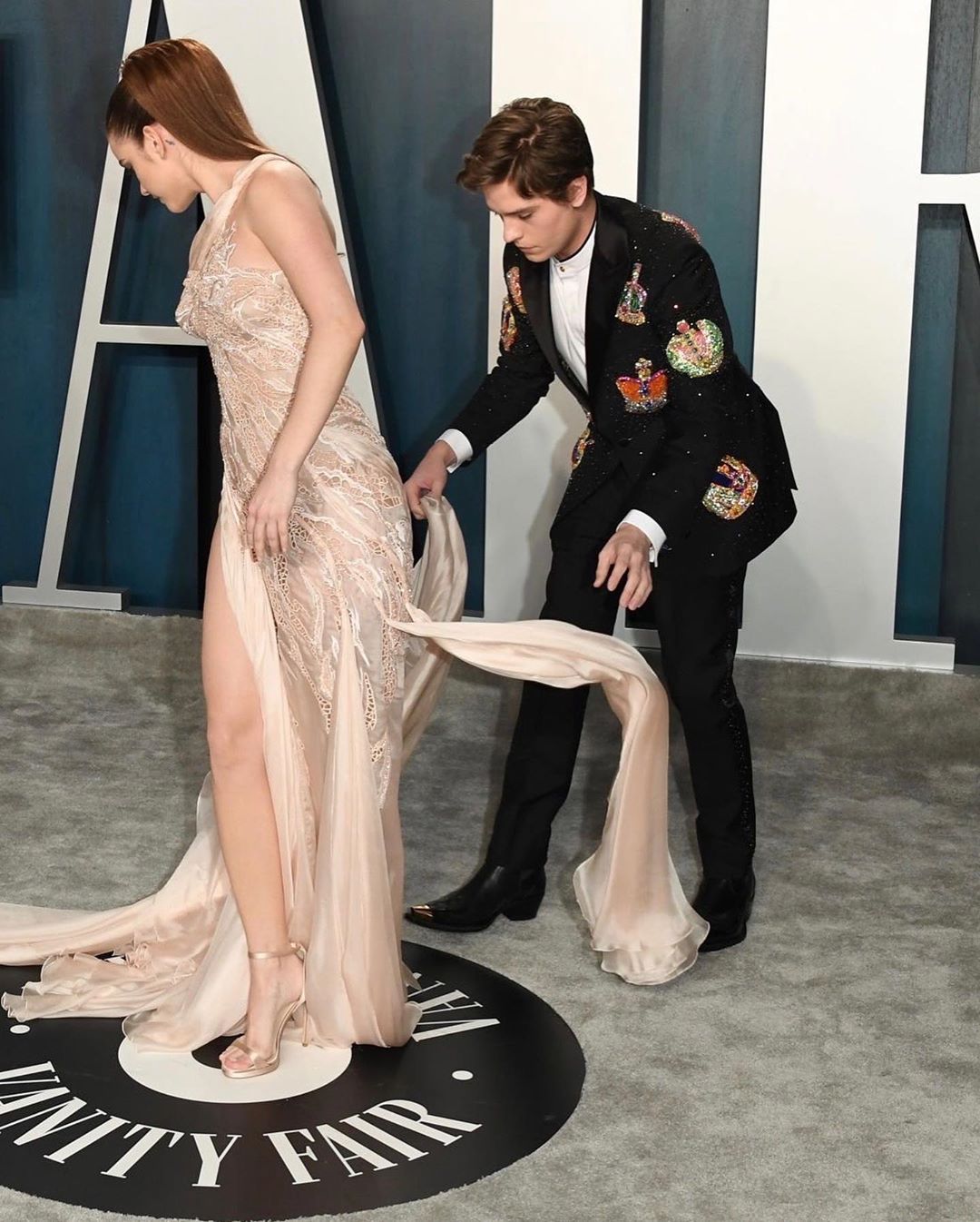 Барбара Палвин покорила красную дорожку Vanity Fair роскошным телом в "голом" платье