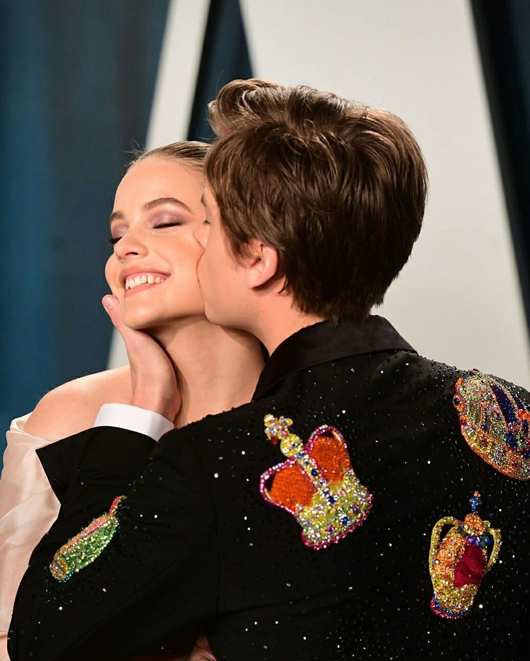 Барбара Палвин покорила красную дорожку Vanity Fair роскошным телом в "голом" платье