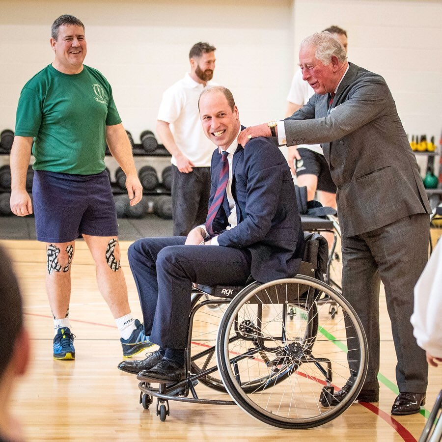 Стройная и счастливая: Кейт Миддлтон подчеркнула совершенную фигуру стильным total black образом