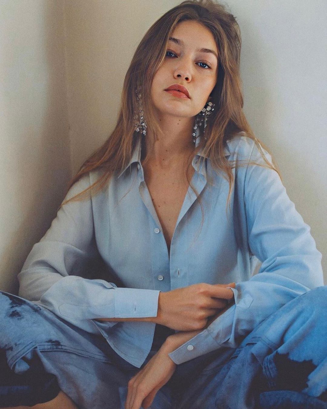 Нескучные будни: Джиджи Хадид показала 3 оригинальных образа для офиса