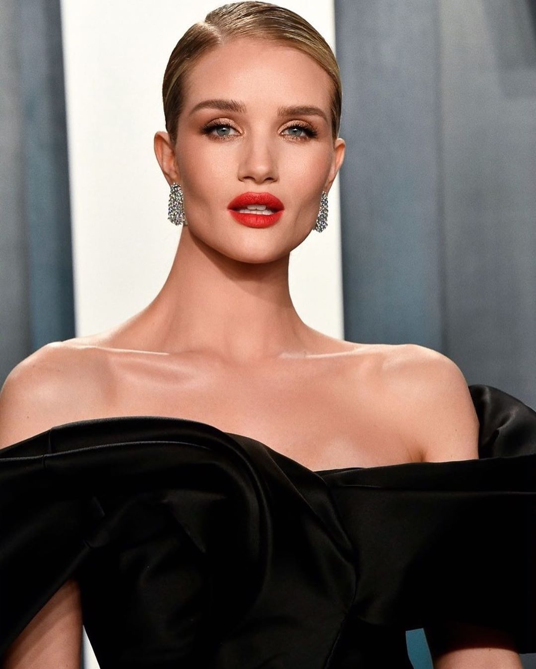 Королева сердец: 5 лучших вариантов макияжа на День всех влюбленных от звезд