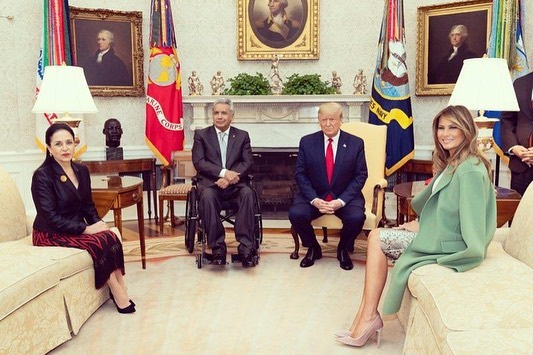 Эффектный выход: Мелания Трамп показала стройные ноги в узкой юбке "хищной" расцветки