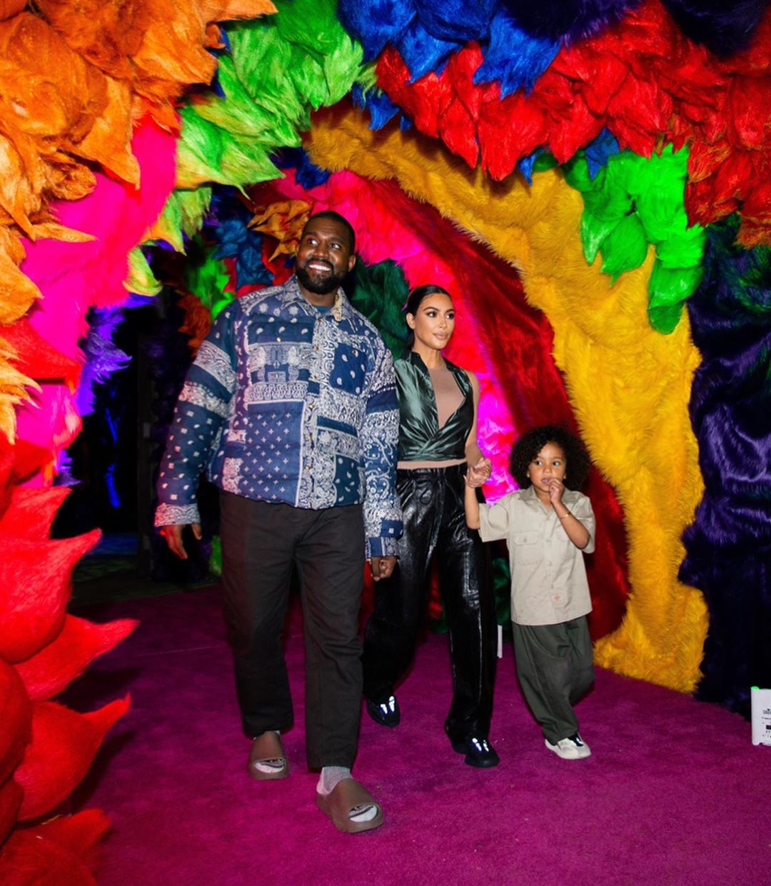 Всі в зборі: Кім Кардашьян розчулила мережу зворушливими фото з усією родиною