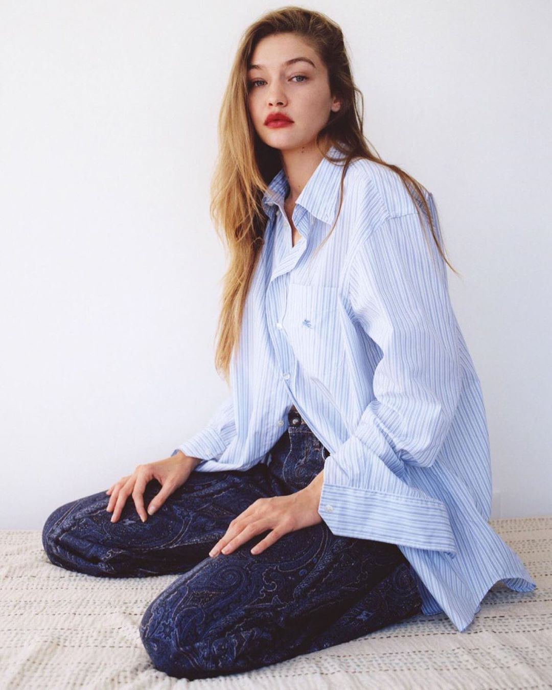 Нескучные будни: Джиджи Хадид показала 3 оригинальных образа для офиса