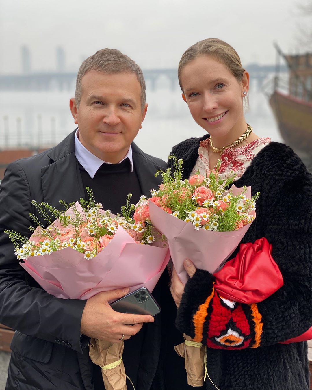Спешим: счастливые Осадчая и Горбунов с цветами рассказали о важной мисии