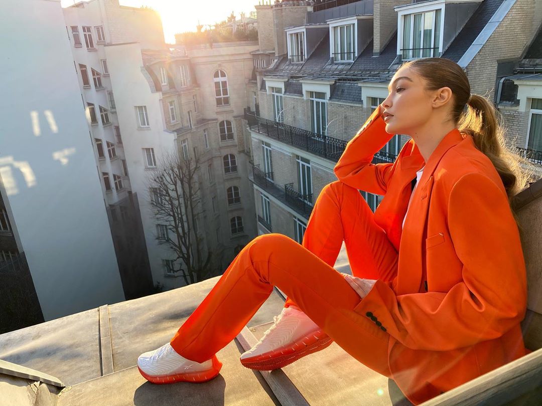 В платье-сетке и с ярким макияжем: Джиджи Хадид восхитила совершенной фигурой в откровенном образе