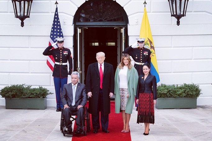 Эффектный выход: Мелания Трамп показала стройные ноги в узкой юбке "хищной" расцветки