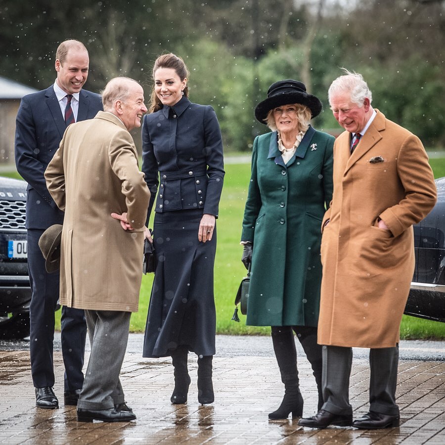 Стройная и счастливая: Кейт Миддлтон подчеркнула совершенную фигуру стильным total black образом