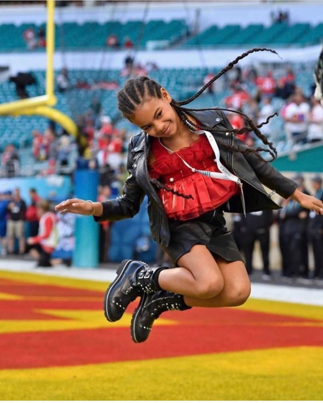 Королева тропиков: Бейонсе восхитила роскошными формами в "сочном" total look от Versace