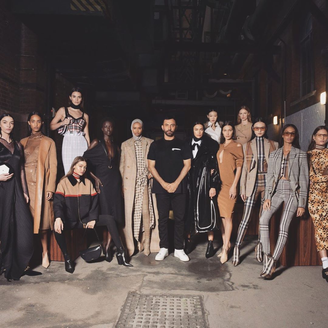 Королева подіуму: Белла Хадід блиснула пишними формами у відвертій сукні