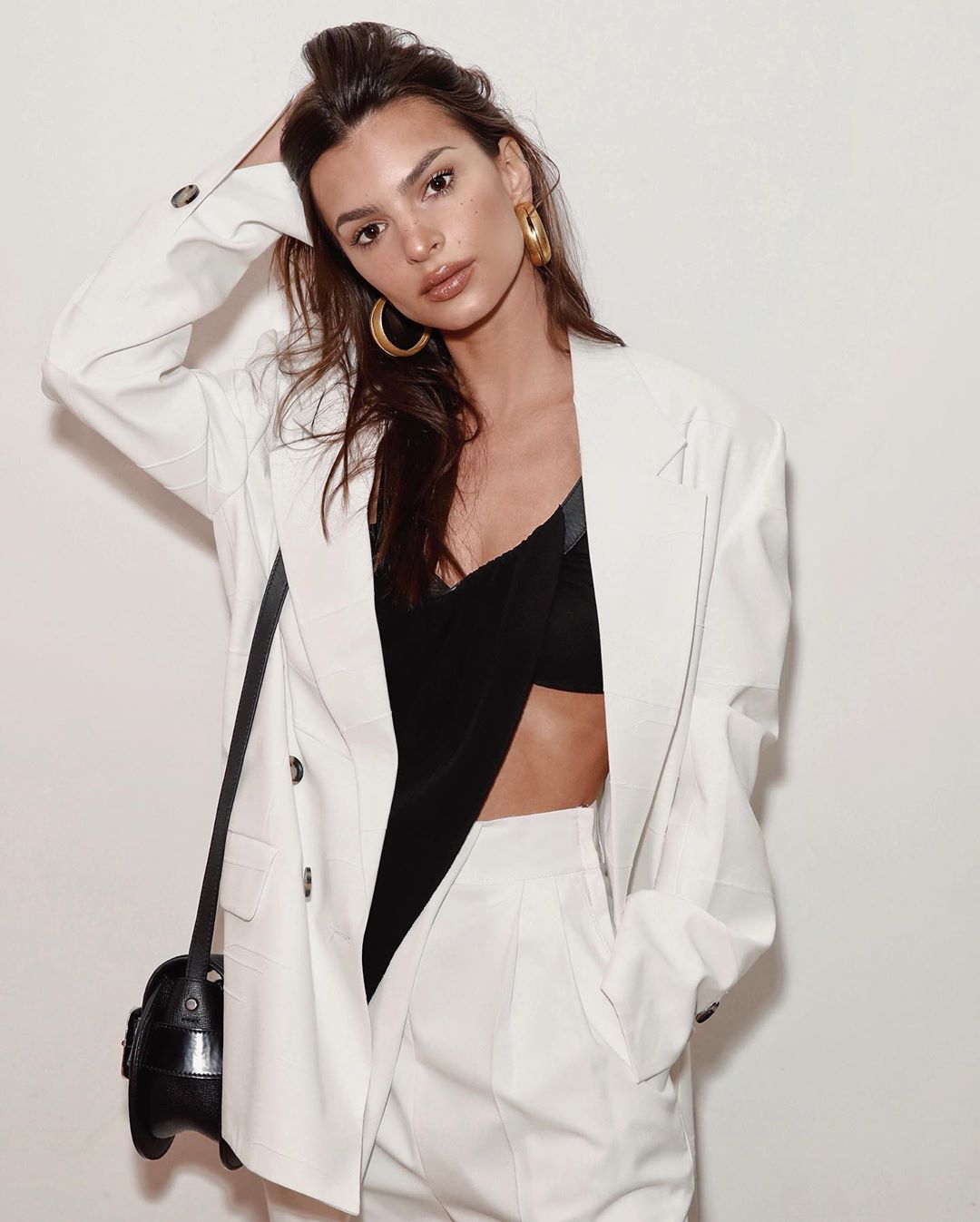 Просто и стильно: Эмили Ратаковски показала, как носить белую рубашку