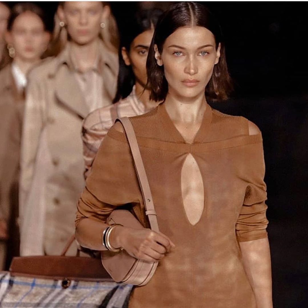 Королева подіуму: Белла Хадід блиснула пишними формами у відвертій сукні