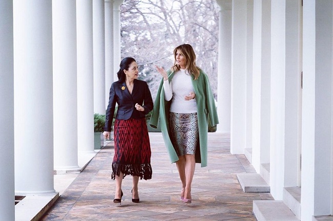 Эффектный выход: Мелания Трамп показала стройные ноги в узкой юбке "хищной" расцветки