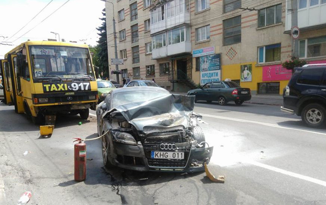 В Тернополе столкнулись три легковые машины и две маршрутки