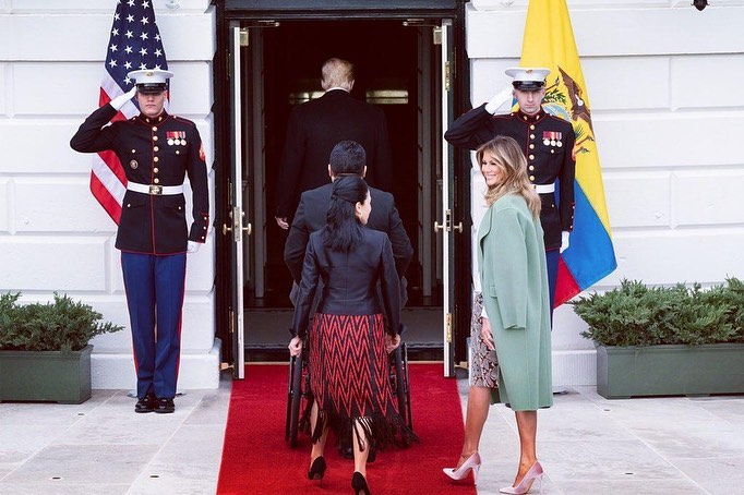 Эффектный выход: Мелания Трамп показала стройные ноги в узкой юбке "хищной" расцветки