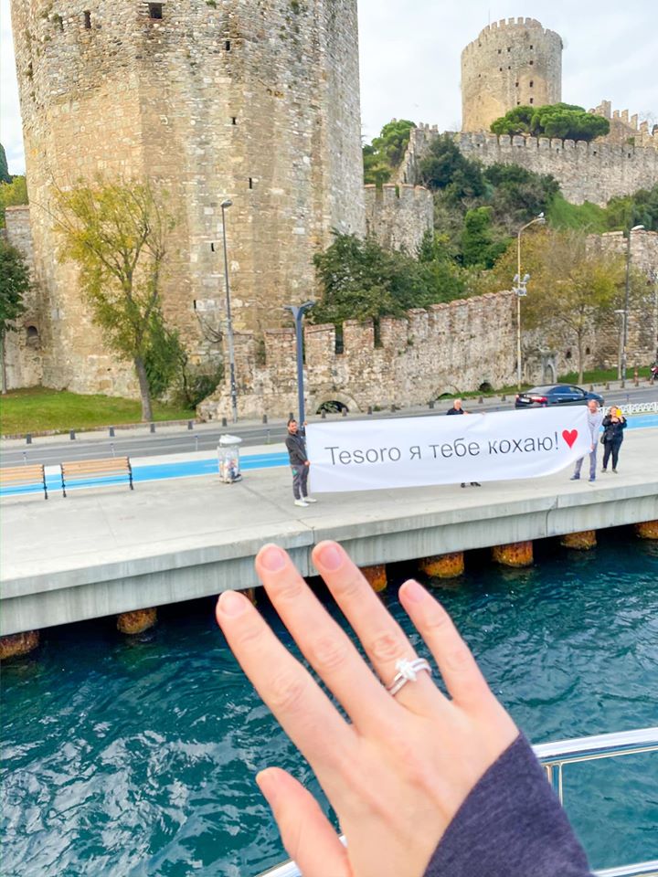 Пора признаться миру: известная телеведущая обручилась с юристом (фото)