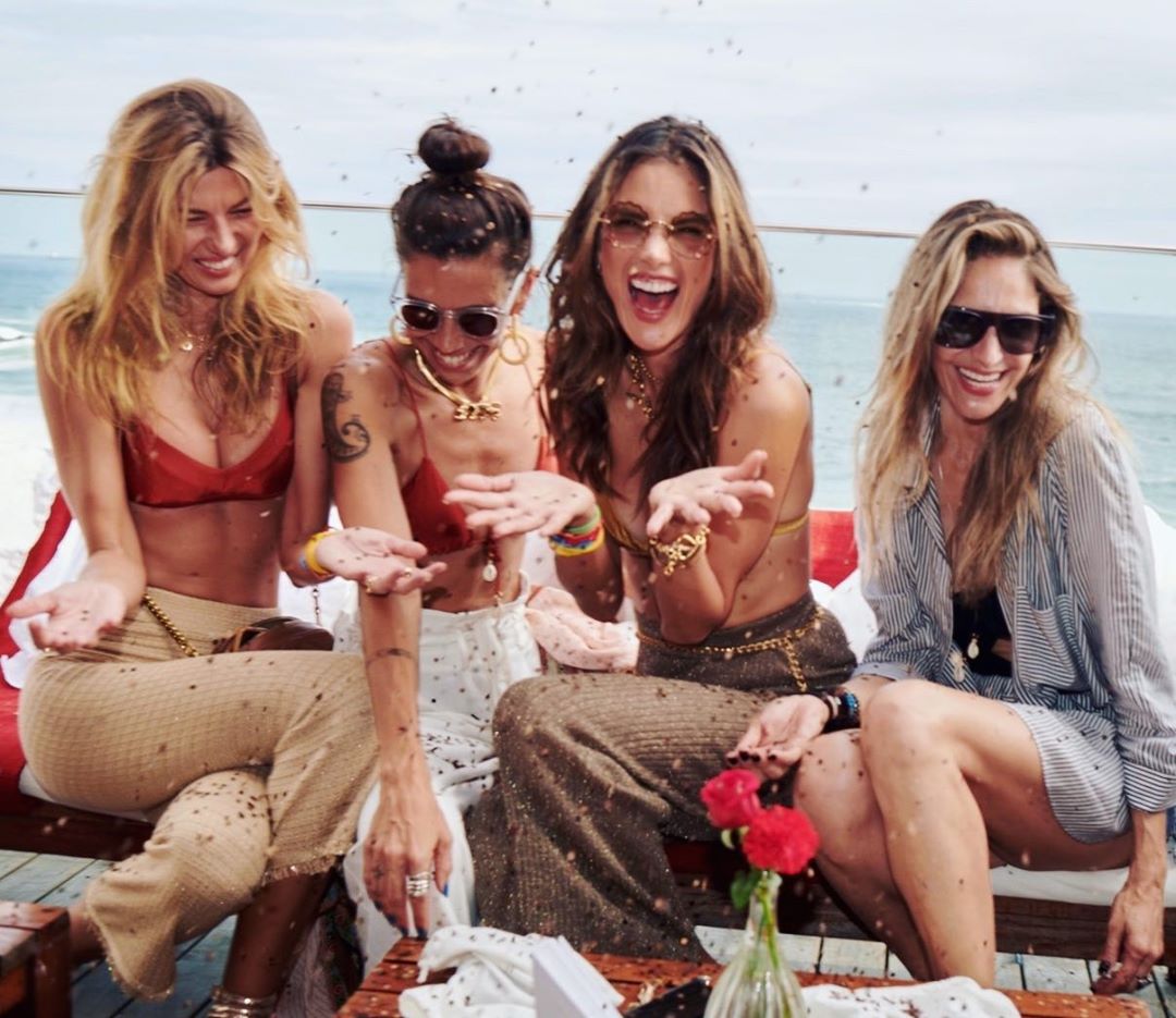 В брюках клеш и бюстгальтере: Алессандра Амбросио похвасталась стройным телом в необычном наряде