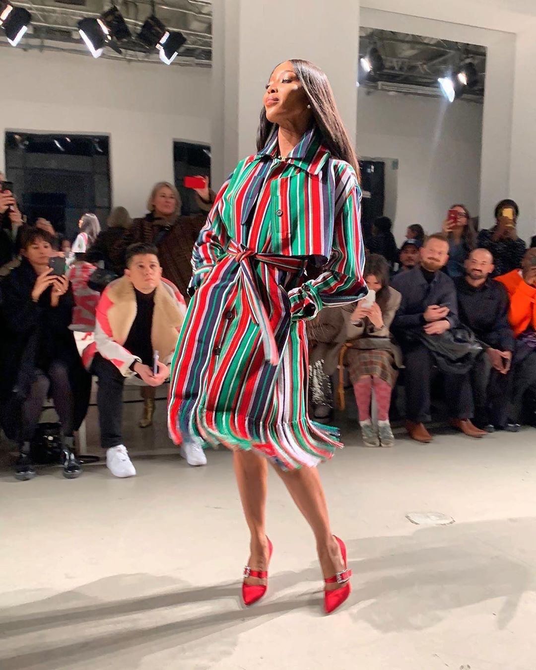 Королева подиума: Наоми Кэмпбелл блеснула стройными ножками в эффектном платье