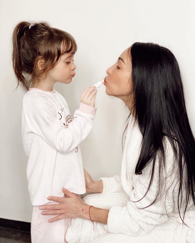 Идеальное утро: Екатерина Кухар очаровала редким фото с дочкой и рассекретила ритуал красоты